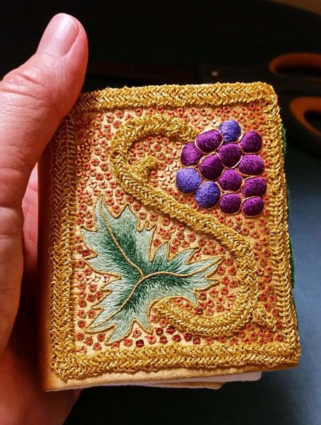 File:Elizabethan Embroidered Binding - View 2 - by Livia.jpg