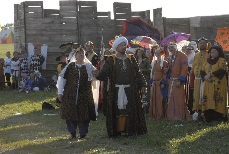 File:Margaret and Vladislav - Opening Ceremonies at Pennsic.jpg
