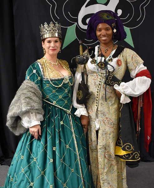 File:Sonja III and Queens Champion Veronica - Photo by Melodie de Ryes.jpg