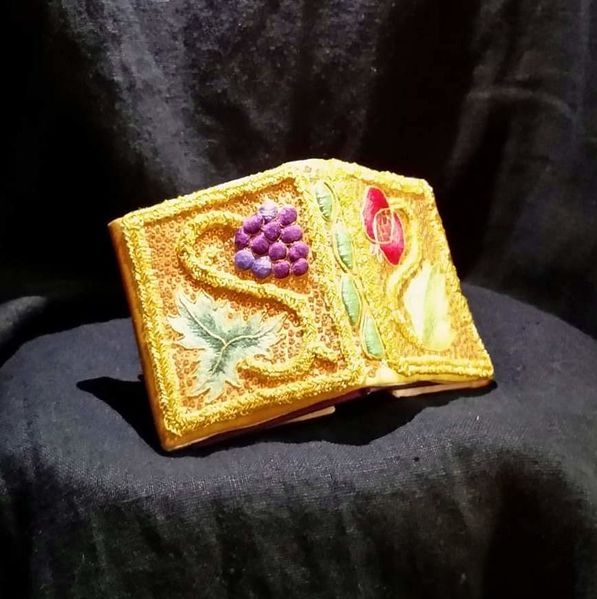 File:Elizabethan Embroidered Binding - View 4 - by Livia.jpg