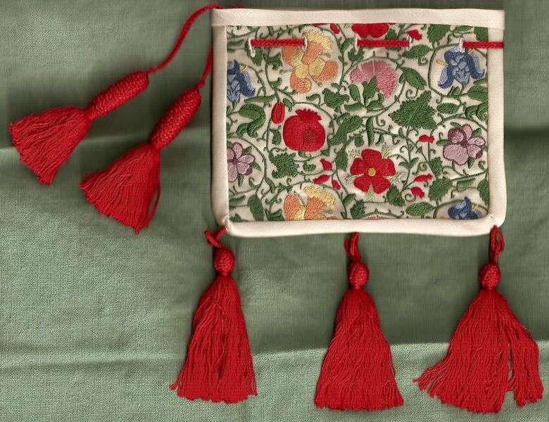 File:Livia da Nicolosi - Floral Embroidered Swete Bag.jpg