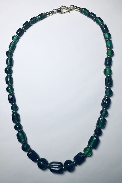 File:Zubeydah - Roman Glass Necklace.jpg